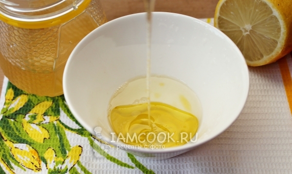 Соединить масло, сок лимона и мед