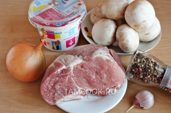 Ингредиенты для свинины с грибами в сметанном соусе