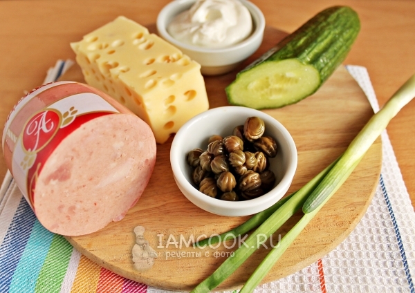 Ингредиенты для салата с ветчиной, сыром и огурцами