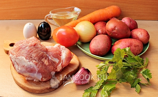 Ингредиенты для тушеной свинины с картошкой в кастрюле