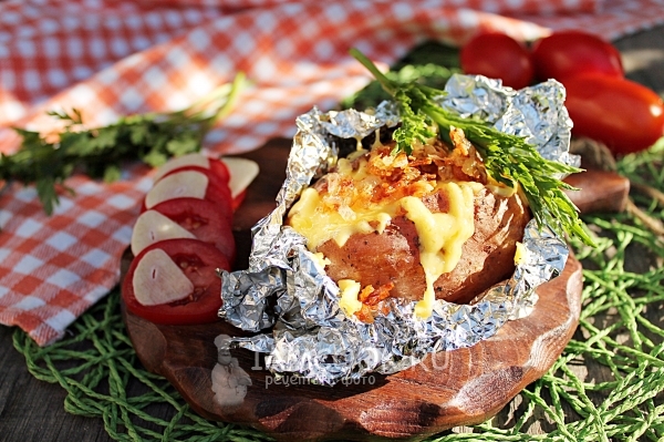 Фото картошки с сыром в фольге в духовке