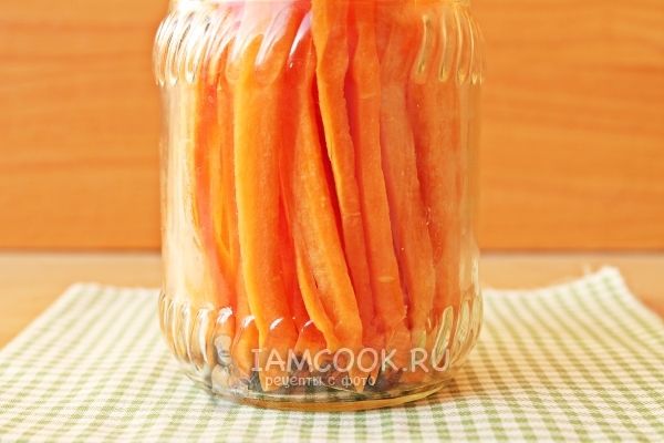 Выложить морковь в банку