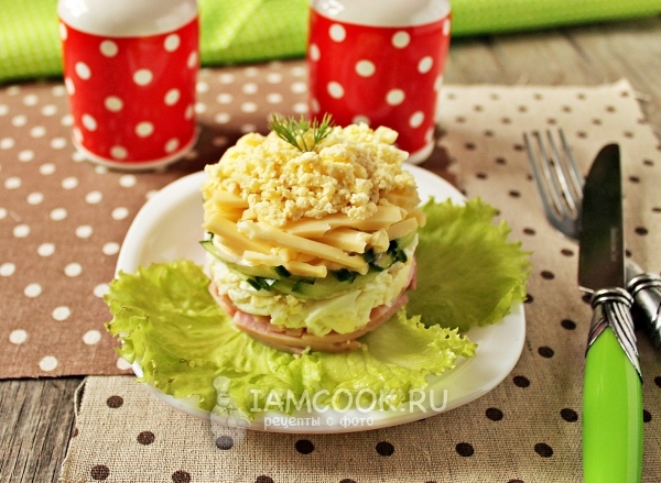 Фото салата из ветчины, сыра, огурцов и яиц