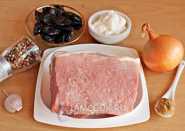 Мясо в духовке с черносливом и чесноком