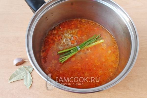 Постный рассольник с перловкой и солеными огурцами