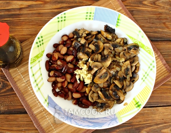 Соединить фасоль, грибы с луком и чеснок