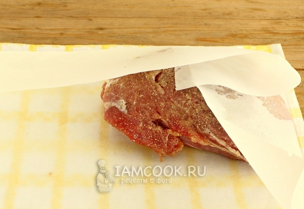 Завернуть мясо в пекарскую бумагу