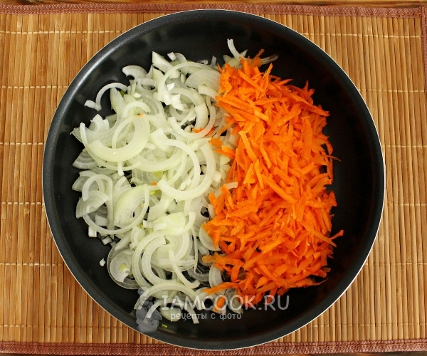 Лук и морковка на сковороде