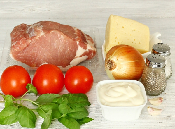 Ингредиенты для мяса по-французски с помидорами и сыром в духовке