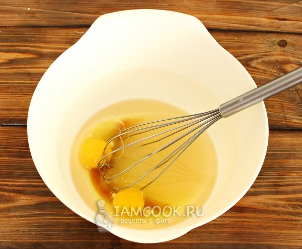 Соединить яйца, мед, масло и сахар