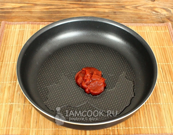 Положить на сковороду томатную пасту
