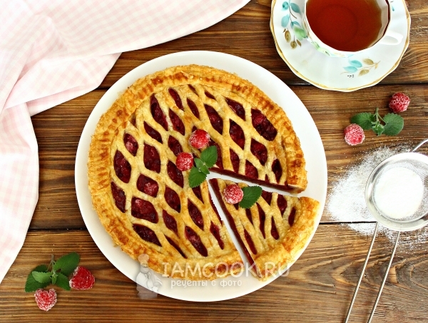 Фото пирога из слоеного теста с ягодами
