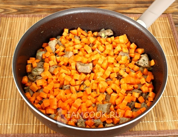 Насыпаем в сковороду морковь