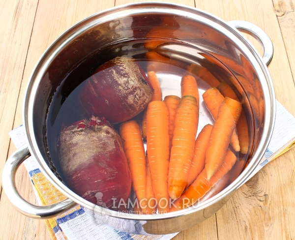Положить морковь и свеклу в кастрюлю с водой