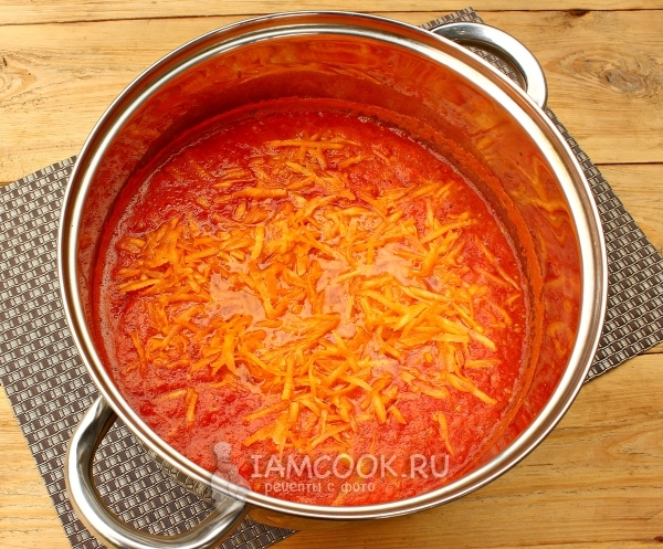Добавить морковь в томатное пюре