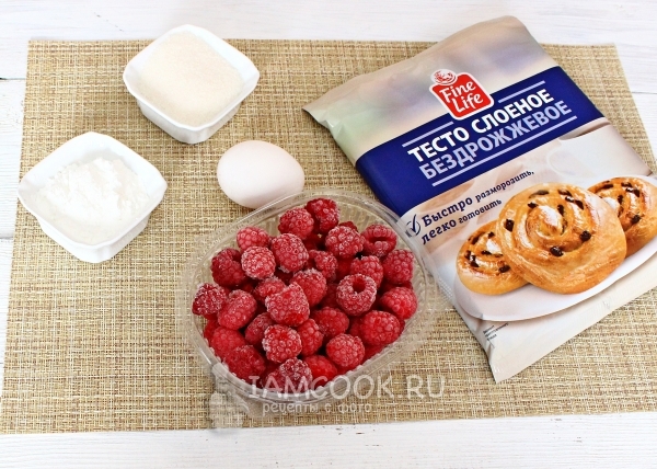 Ингредиенты для пирога из слоеного теста с ягодами