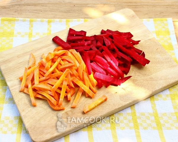 Порезать морковь и свеклу