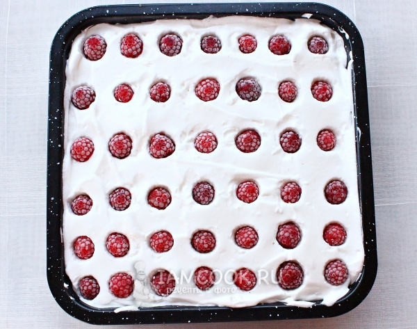 Вдавить ягоды во взбитые белки
