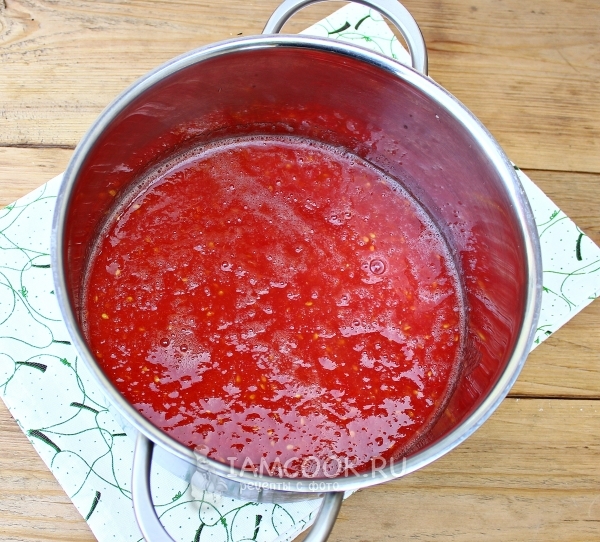 Нагреть томатное пюре