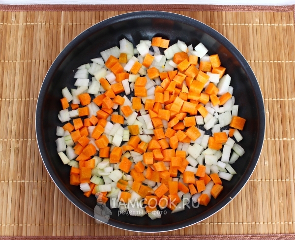 Лук и морковь в сковороде