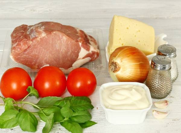 Свинина с сыром и помидорами в духовке рецепт с фото пошагово - школаселазерновое.рф