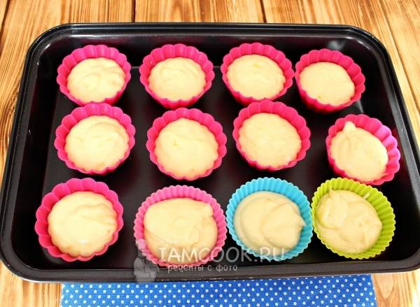 Разложить тесто по формочкам