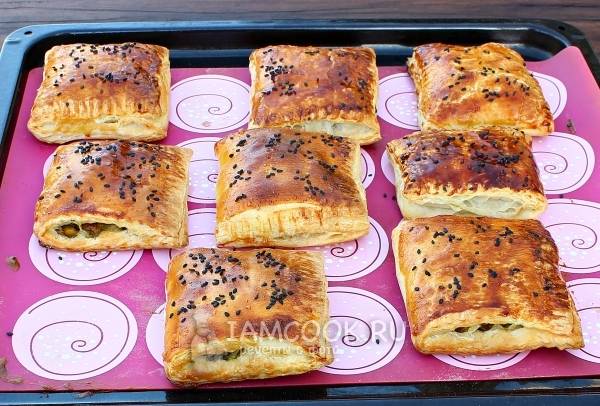 Пирожки с мясом и грибами из слоёного теста: рецепт - Лайфхакер