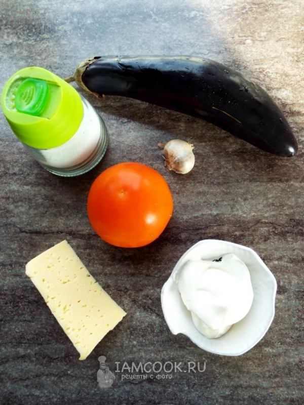 Ингредиенты для баклажанов с сыром, чесноком и помидорами в духовке
