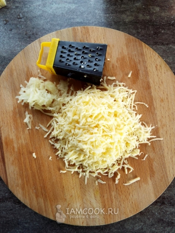 Натереть на терке сыр и чеснок