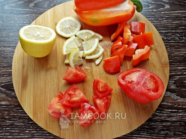 Порезать овощи и лимон