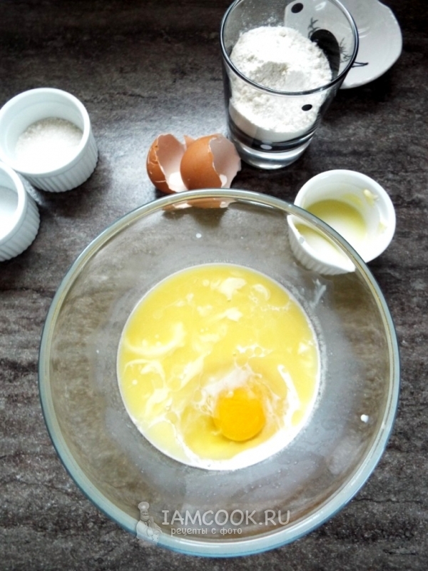 Соединить дрожжи, молоко, масло и яйца