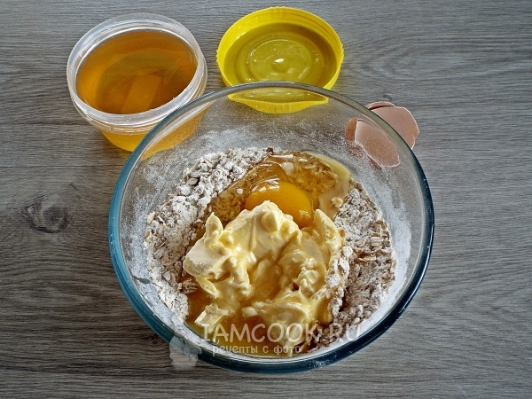Добавить яйцо, мед и масло
