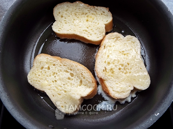 Положить хлеб на сковороду