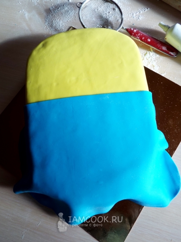 Покрыть часть торта синей мастикой