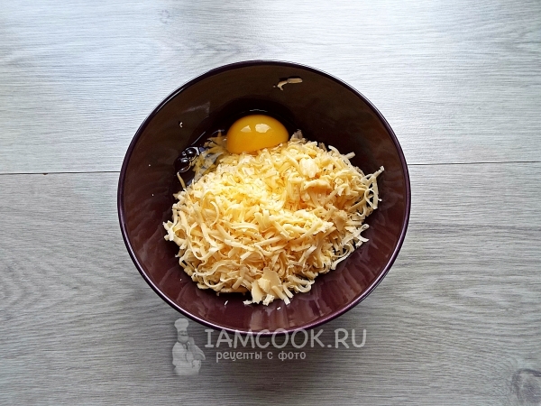 Соединить яйцо с сыром