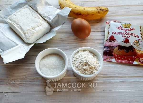 Ингредиенты для сырников с бананом и творогом в духовке
