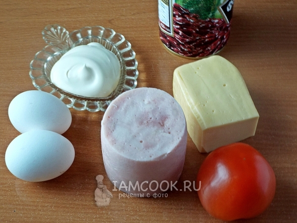 Ингредиенты для салата с фасолью, ветчиной и сыром