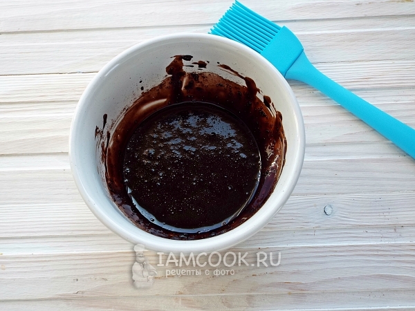 Размешать сахар с какао и водой