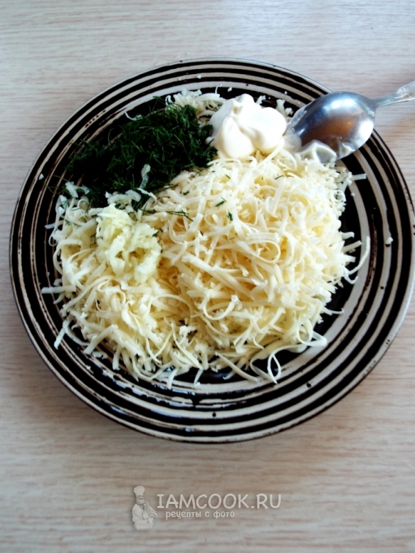 Соединить сыр, зелень и майонез