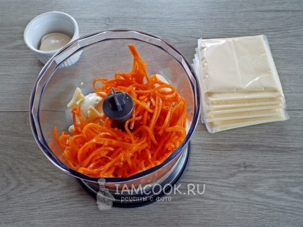 Соединить морковь, чеснок, сыр и яйца