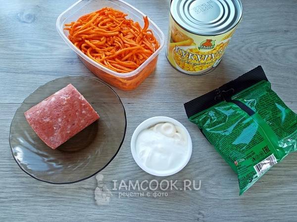 Салат с копчёной колбасой, морковью и помидорами - Лайфхакер
