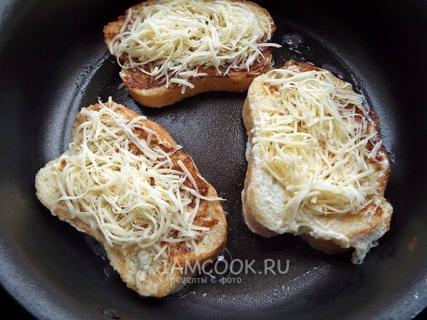 Гренки с сыром жареные на сковороде