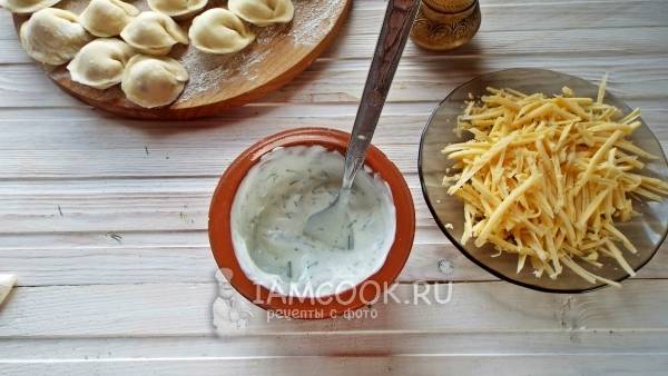 Пельмени со сметаной и сыром в духовке