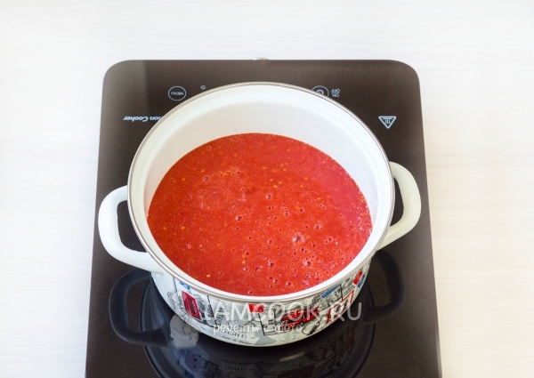 Соединить лук с томатным пюре