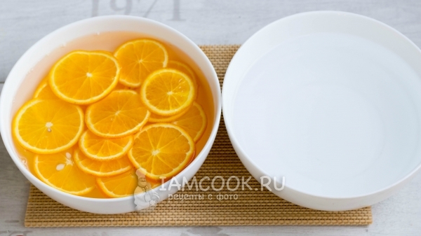 Положить апельсиновые дольки в воду