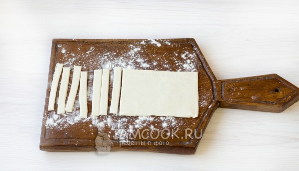 Порезать тесто на полоски