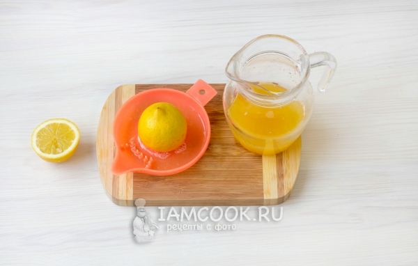 Выжать сок апельсина и лимона