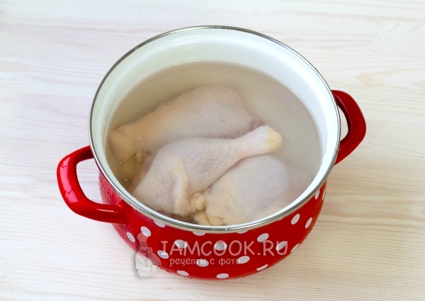Положить курицу в кастрюлю с водой