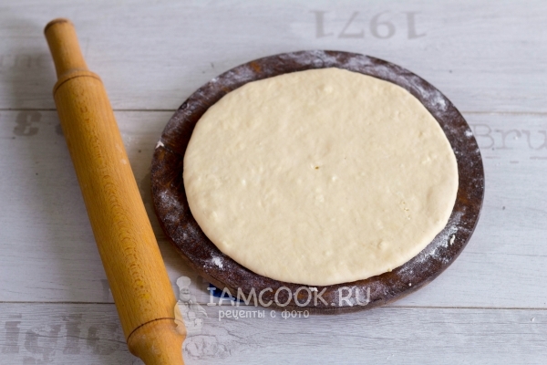 Раскатать тесто с сыром в лепешку