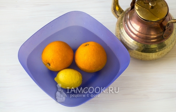 Полить апельсин и лимон горячей водой